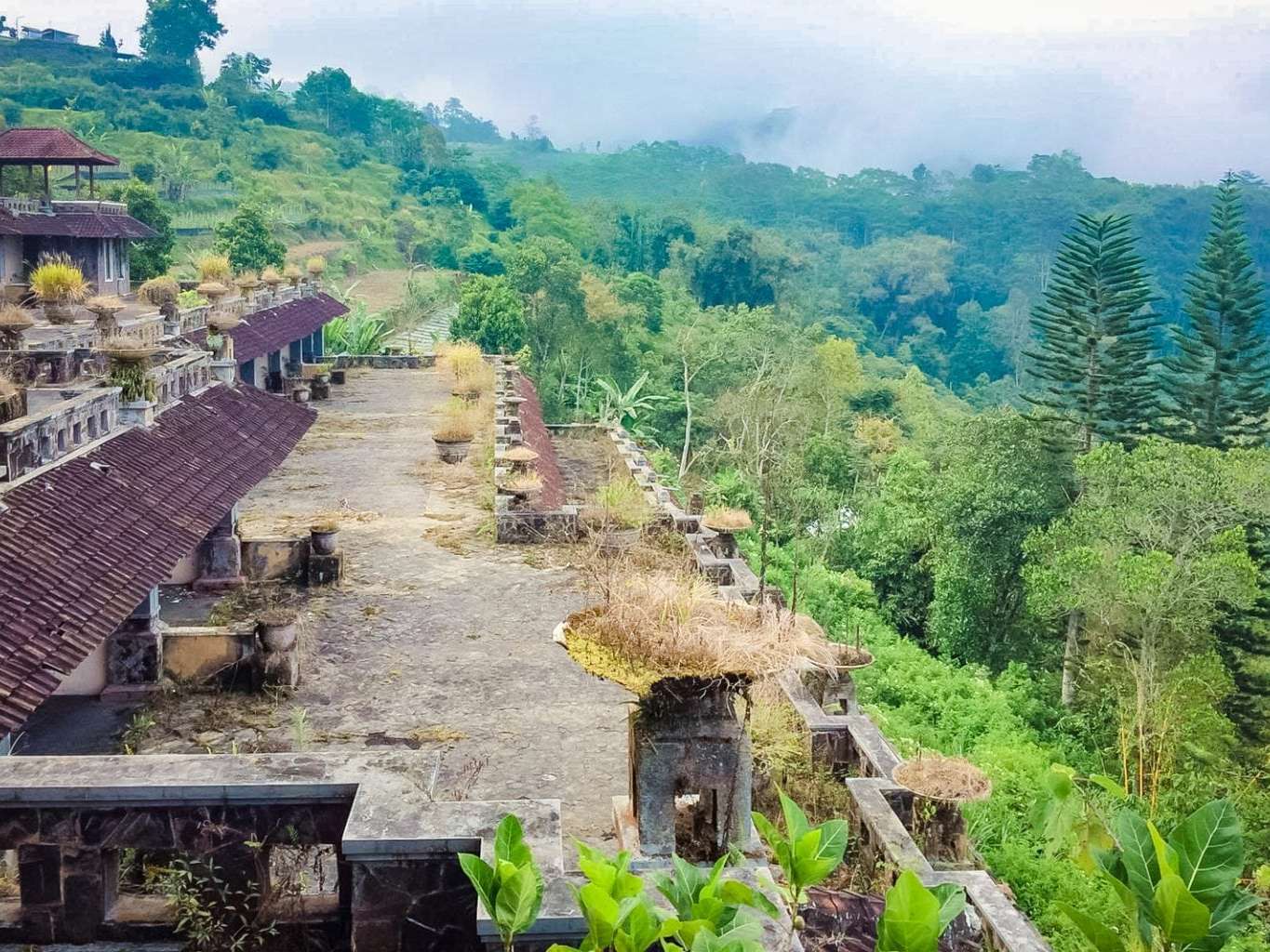 "The ghost palace", un hotel abandonné à Bali 6