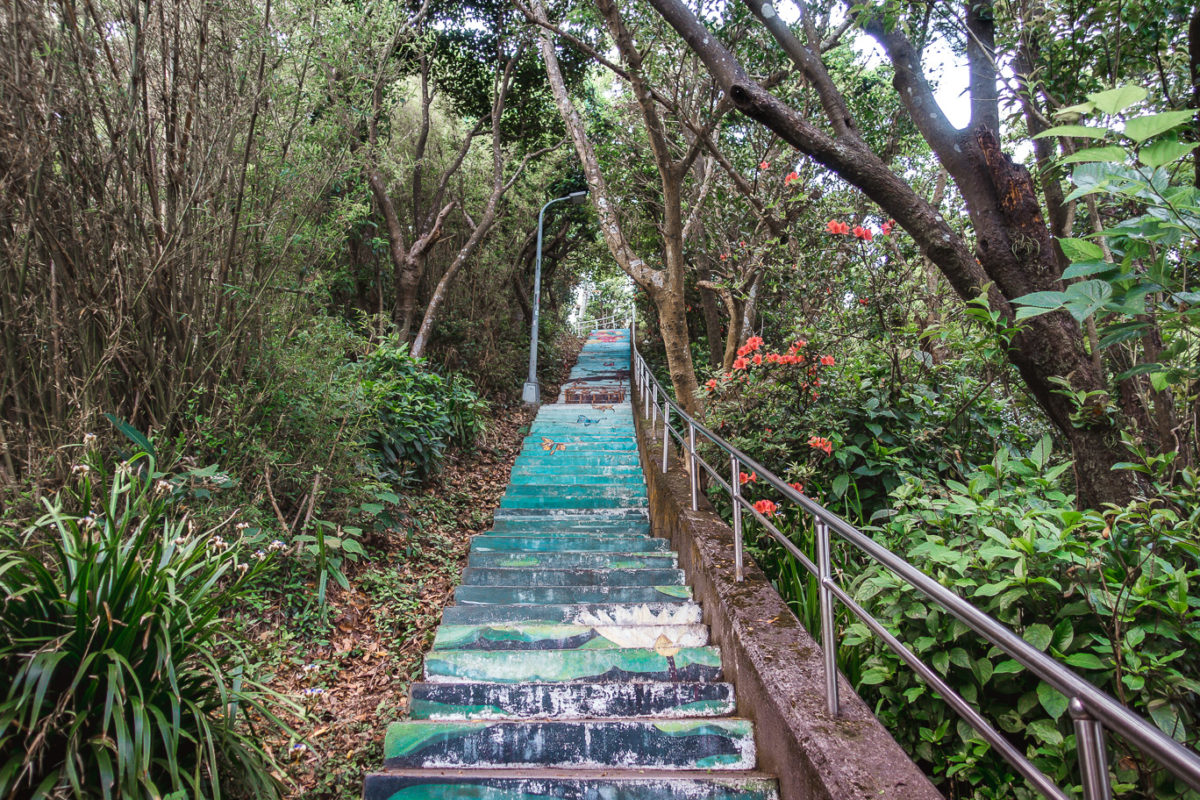 L'escalier qui mène au Zhongyongshan Trail